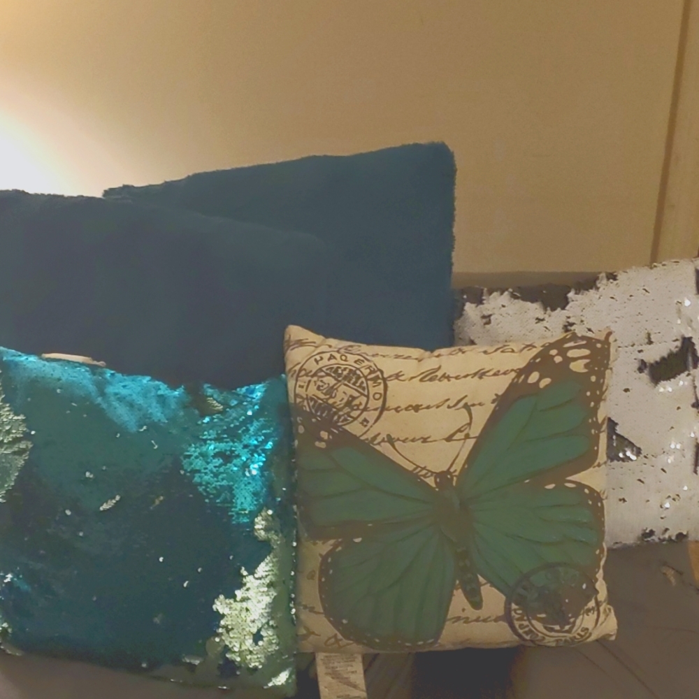 Assorted accent pillows